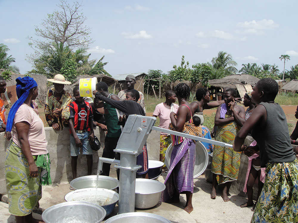 10.援多哥打井項目是我公司代表中國政府實施援助任務，為盼水 的多哥民眾找到了甘露，用汗水為中多人民架設了友誼的橋梁.JPG